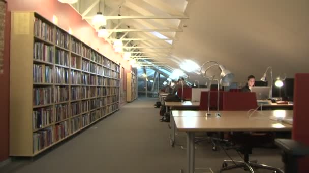 Studenten in der Bibliothek für Computer. — Stockvideo