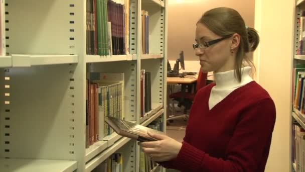 Студенти бібліотеки — стокове відео