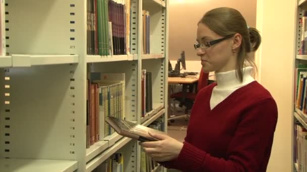 Studenter i biblioteket – stockvideo