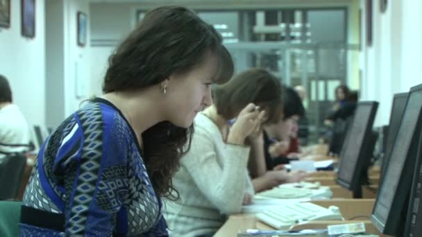 Estudiantes en la biblioteca para computadoras . — Vídeo de stock