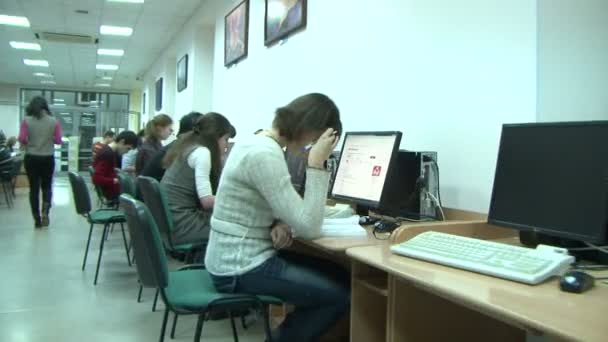 Студенты в библиотеке для компьютеров . — стоковое видео