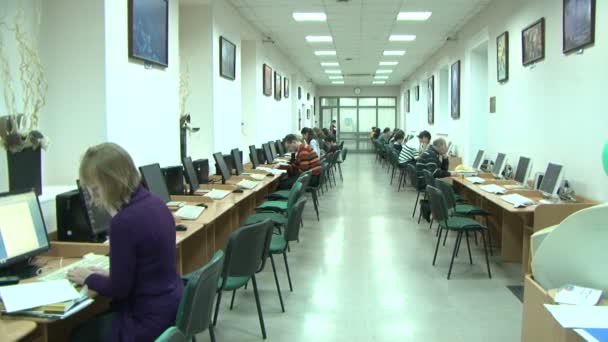 Estudantes na biblioteca para computadores . — Vídeo de Stock