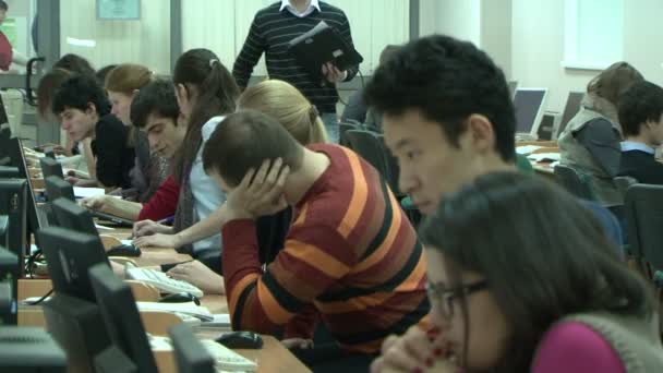 Students in the library for computers. — Stock Video