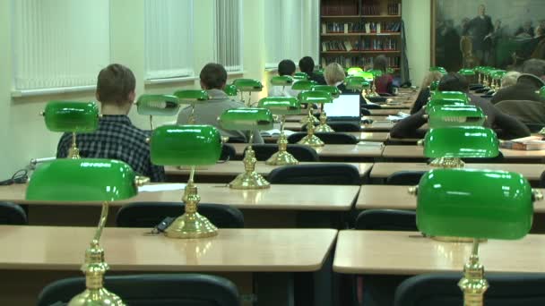 Estudantes na biblioteca — Vídeo de Stock