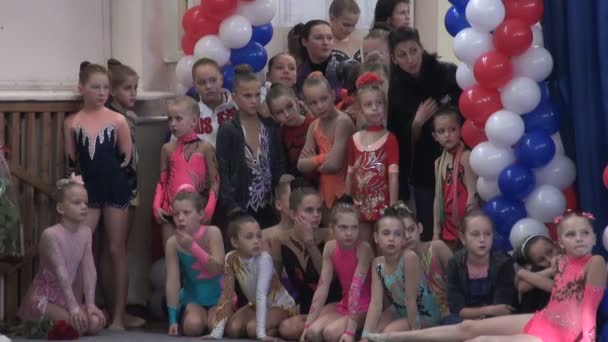 Grupa dziewcząt na sporty gimnastyka — Wideo stockowe