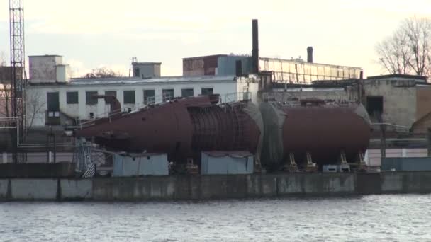 El casco del submarino en el muelle . — Vídeo de stock