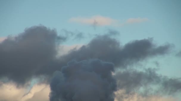 Vliegende wolken — Stockvideo
