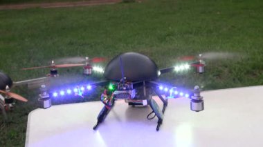 oyuncak helikopter uzaktan kumanda üzerindeki