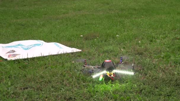 Toy helicopter on the remote control — Stock Video