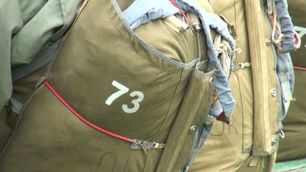 The paratroopers at the airport — Stock Video