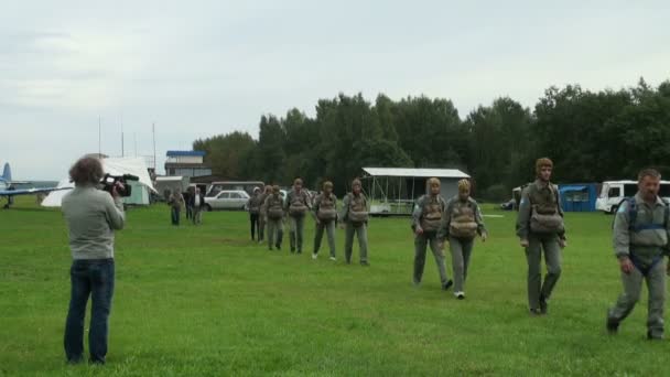 The paratroopers are going to the airplane — Stock Video