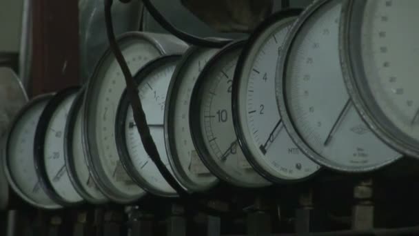 The pressure gauge in the physical laboratory — Stock Video