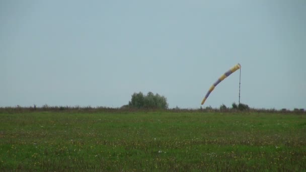 Eine Windsocke — Stockvideo