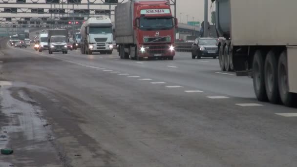 El flujo de transporte, coches y automóviles — Vídeos de Stock