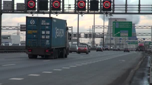 Транспортный поток, автомобили и автомобили — стоковое видео