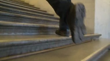 Merdivende ayak sesleri