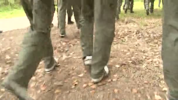 Eine Gruppe Soldaten begibt sich auf einen Waldweg — Stockvideo