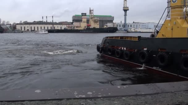 The ship at the pier — Stock Video