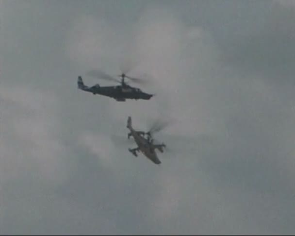 Zwei Hubschrauber in der Luft — Stockvideo
