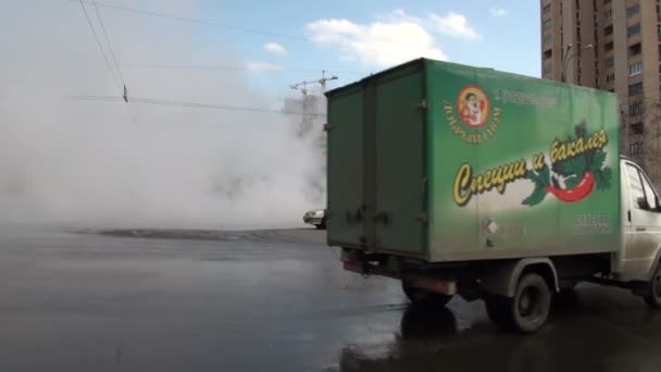 O acidente, derrame a água quente na cidade — Vídeo de Stock