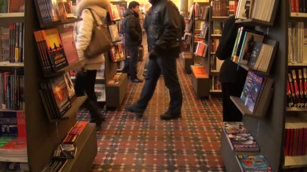 Книжный магазин — стоковое видео