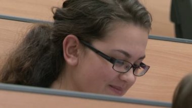 Öğrenciler sınıfta ders