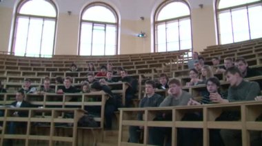 Öğrenciler sınıfta ders