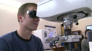 bir bilim adamı, mikroskop