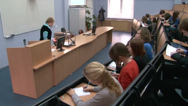 Studenten bij een lezing in de klas — Stockvideo