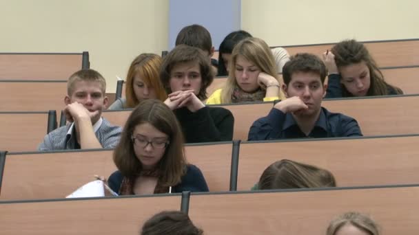 Studenten bij een lezing in de klas — Stockvideo