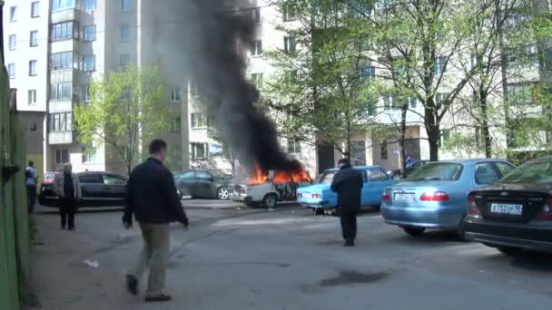 O carro em chamas — Vídeo de Stock