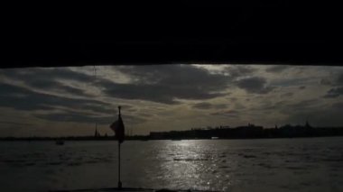 Köprünün altından bir teknede seyahat