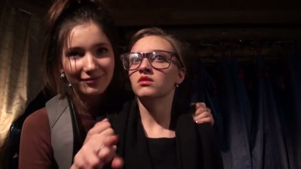 Mädchen mit großer Brille — Stockvideo