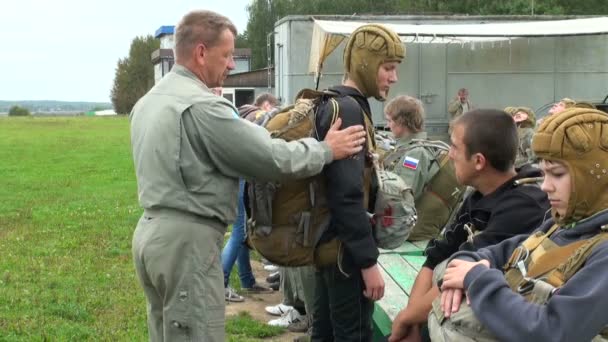 Opleiding van parachutisten tot springen — Stockvideo