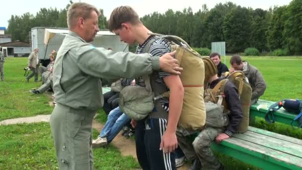 Training of parachutists to jumping — Stock Video