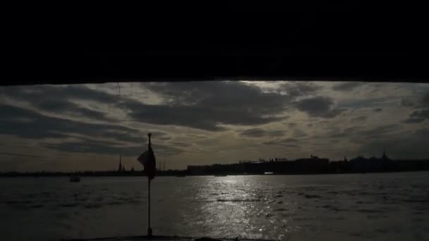 Köprünün altından bir teknede seyahat — Stok video