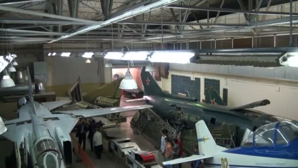 De organisatie en de mechanismen van een gevechtsvliegtuigen — Stockvideo