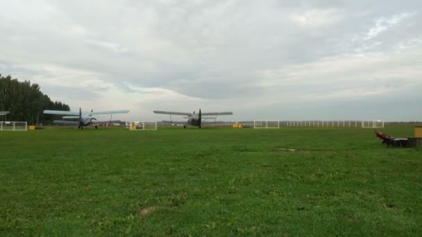 Самолет Ан-2 на аэродроме — стоковое видео