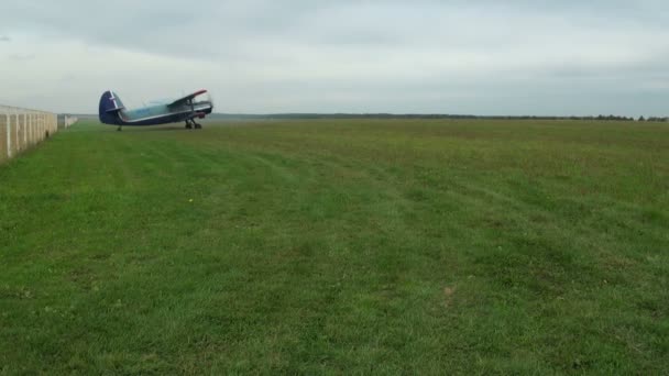 An-2 flygplan på flygfältet — Stockvideo