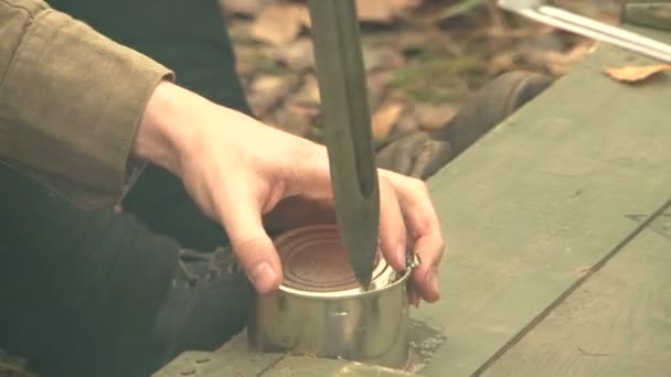 Soldados com uma faca abrem comida enlatada — Vídeo de Stock