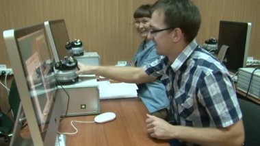 bilgisayar laboratuarında öğrenci