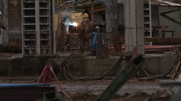 Trabajadores en una obra de construcción — Vídeo de stock