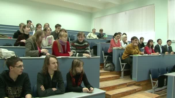 Studenti na přednášce v učebně — Stock video