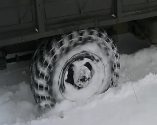 Dojazd samochodem na śniegu — Wideo stockowe