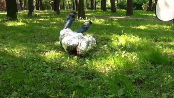 Un garçon chevauchant sur l'herbe — Video