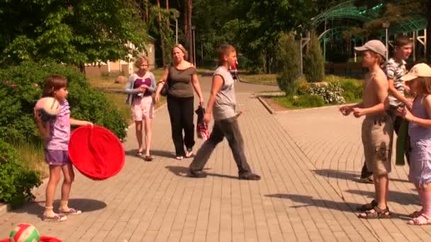 L'enfant attrape le sac à billes — Video