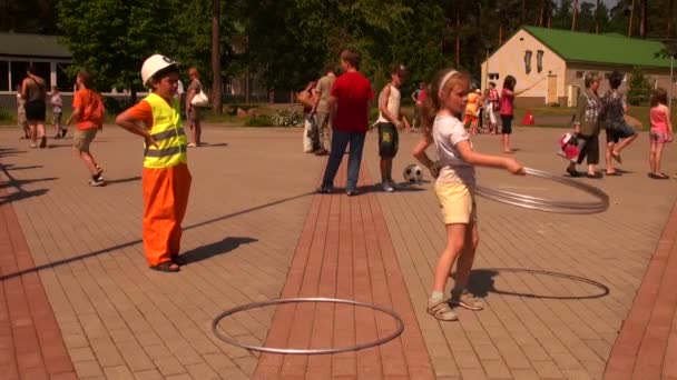 A gyermek fordul hoops — Stock videók