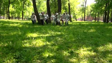 çimenlerin üzerinde çalışan