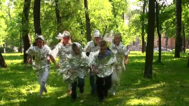 Courir sur l'herbe, les enfants — Video