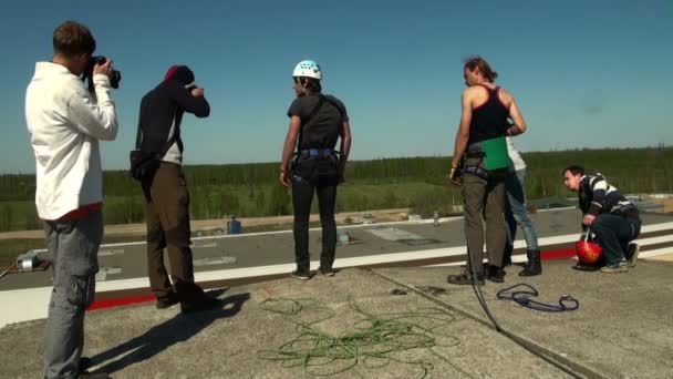 Jumping from a height, jumps with a cord — Stock Video